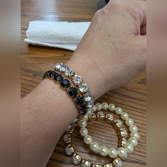 COPY - Costume necklace and Bracelet lot. Plastic and Rhynstones. 11 Bracelets - Picture 5 of 10